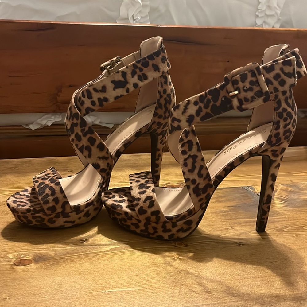 Selling tall leopard print heel. - Picture 2 of 2